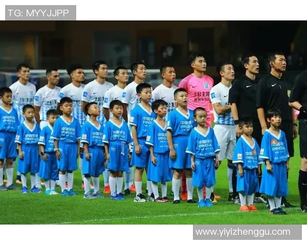 足球球星立正合影展现运动员风采与纪律精神的完美结合