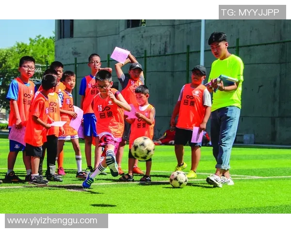 扎小辫的白人足球明星场上英姿飒爽瞬间展现魅力与实力